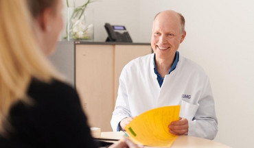 Arzt der Transfusionsmedizin Göttingen bespricht weiteres Vorgehen mit Patientin.