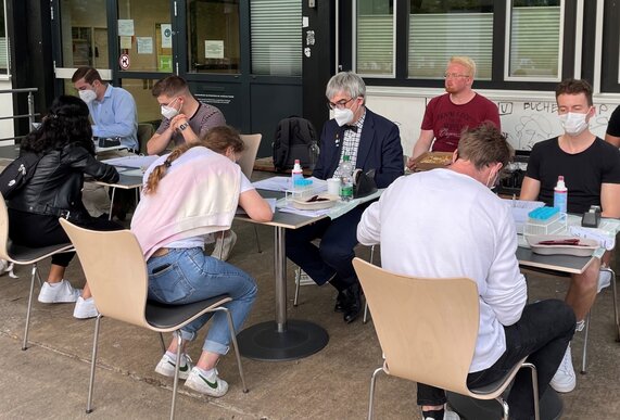 Link zur Presseinformation Nr. 088 / 2021 zum Thema "Typisierungsaktion auf dem Zentralcampus: Juristische Fakultät der Universität Göttingen engagiert sich für Leukämie-erkrankte Mutter einer Kommilitonin."